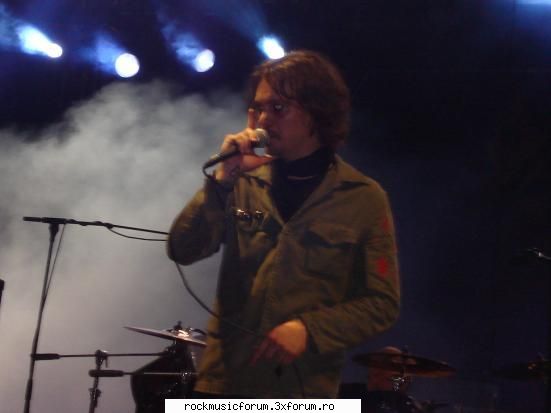 him canta gothic stilul muzical love metal!!!ei au inventat love metalul si desigur fana him de 4